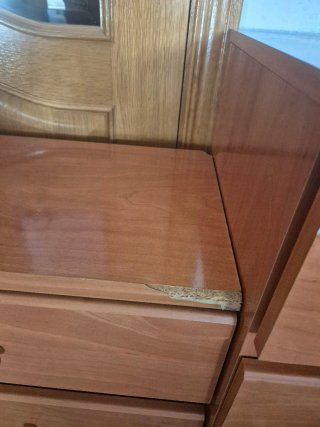 Conjunto dormitorio. Cómoda, Mesillas y Espejo.
