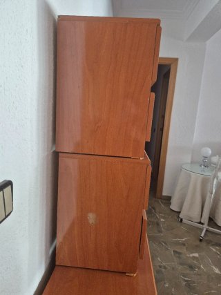 Conjunto dormitorio. Cómoda, Mesillas y Espejo.