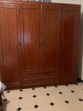 Armario de madera con cajones