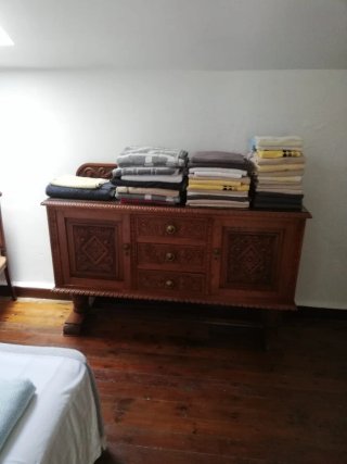 Aparador de madera tallada