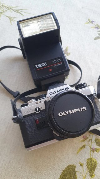 Cámara Olympus OM10 con flash Topca