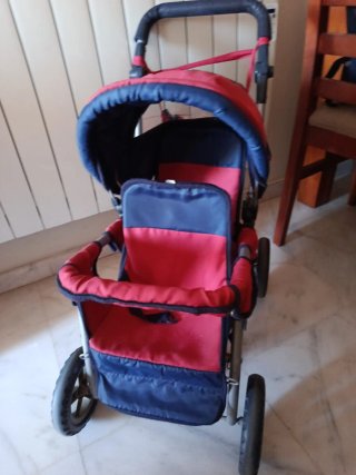 Carrito gemelar rojo y azul.