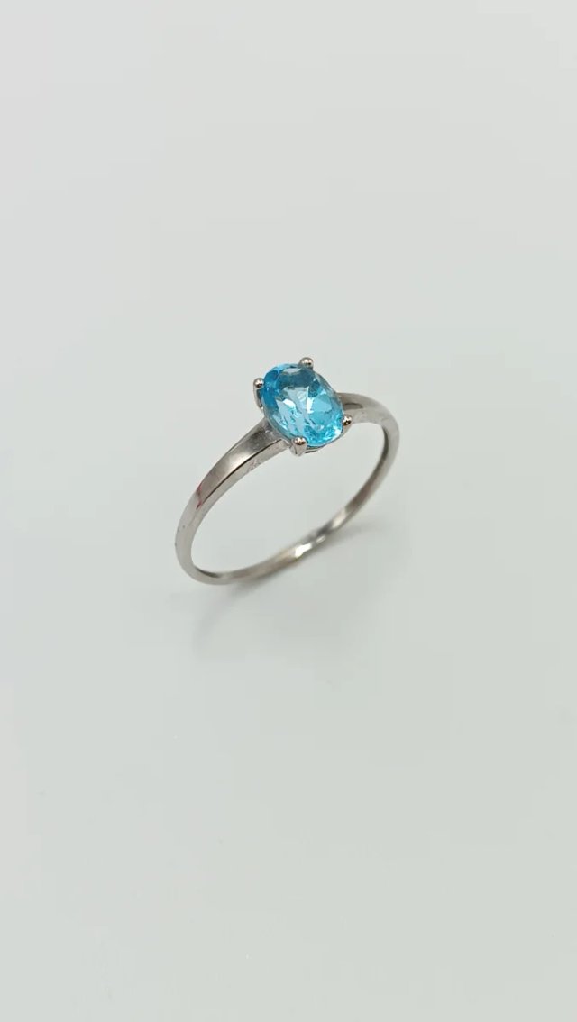 Anillo de oro blanco de 18kt.