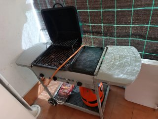 Barbacoa de gas,con plancha y piedras volcánicas.