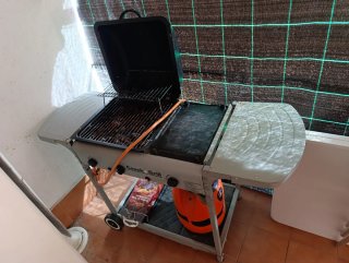 Barbacoa de gas,con plancha y piedras volcánicas.