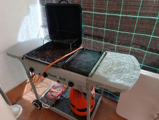 Barbacoa de gas,con plancha y piedras volcánicas.