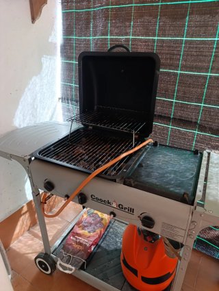 Barbacoa de gas,con plancha y piedras volcánicas.