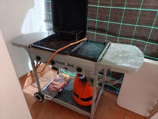 Barbacoa de gas,con plancha y piedras volcánicas.