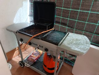 Barbacoa de gas,con plancha y piedras volcánicas.