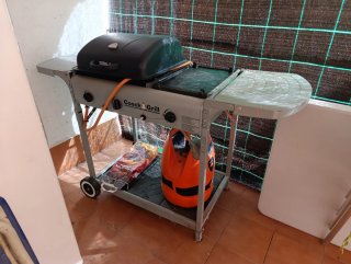 Barbacoa de gas,con plancha y piedras volcánicas.