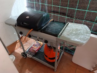 Barbacoa de gas,con plancha y piedras volcánicas.