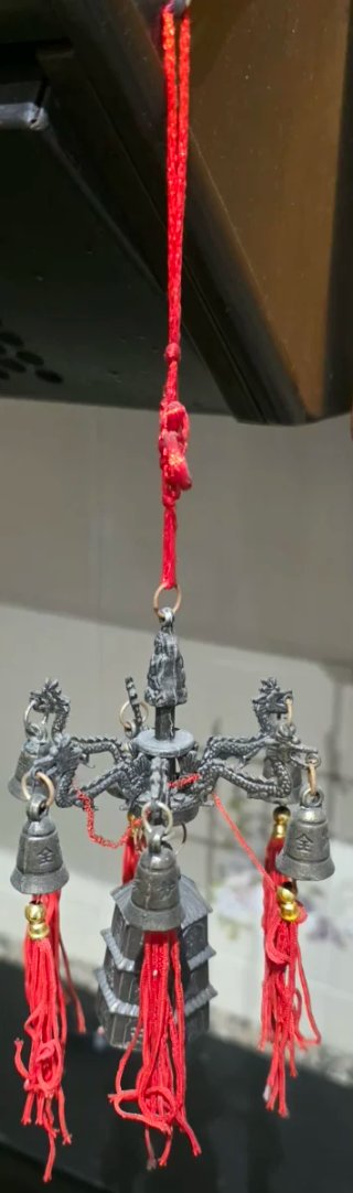 Campanello decorativo con draghi e nappe rosse