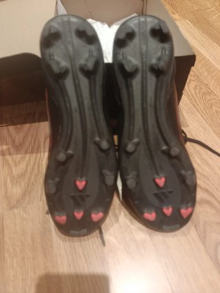 Botas de fútbol negras y rojas