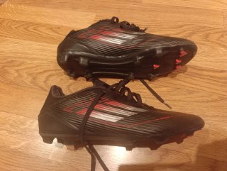 Botas de fútbol negras y rojas