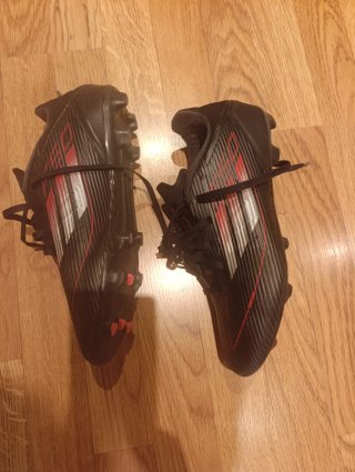 Botas de fútbol negras y rojas