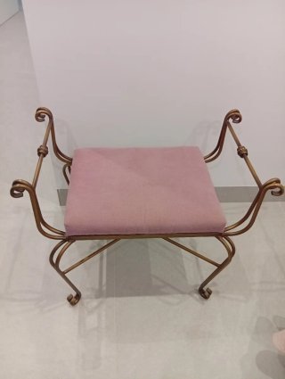 Diván para dormitorio con patas doradas