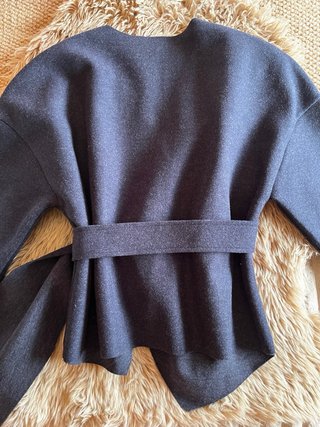 Chaqueta capa azul marino con cinturón dorado