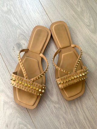 Sandalias Zara tachuelas doradas