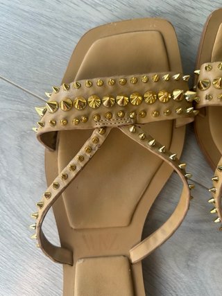 Sandalias Zara tachuelas doradas