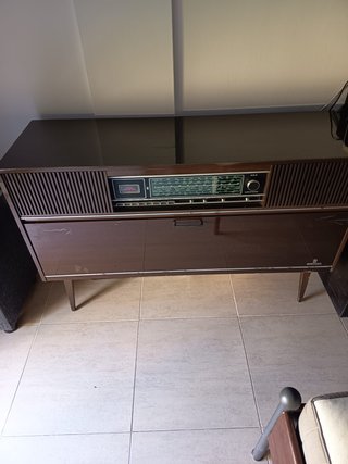 Mueble Tocadiscos Vintage Grundig con Radio