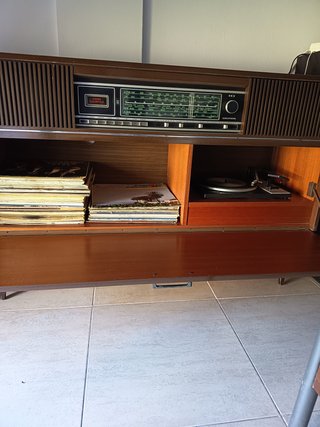 Mueble Tocadiscos Vintage Grundig con Radio