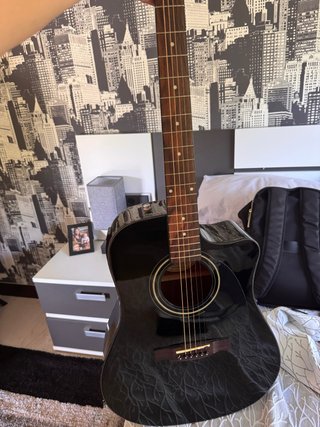 Guitarra Acústica Negra Fender con funda rígida