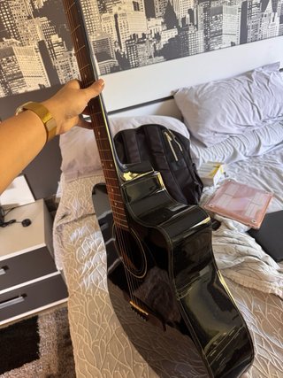 Guitarra Acústica Negra Fender con funda rígida
