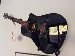 Guitarra Acústica Negra Fender con funda rígida