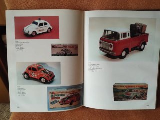 Libro collecting the tin Toy car
