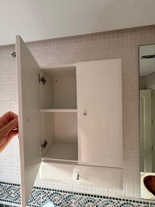 Mueble de baño beige y blanco