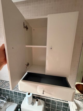 Mueble de baño beige y blanco