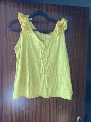 Top amarillo con volantes Talla M
