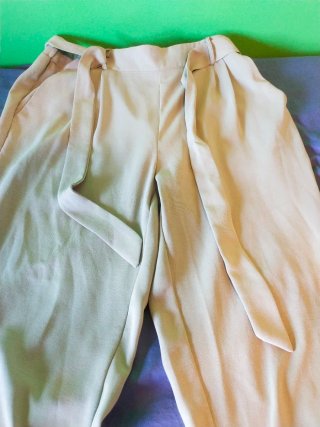 Pantalón beige mujer con cinturón