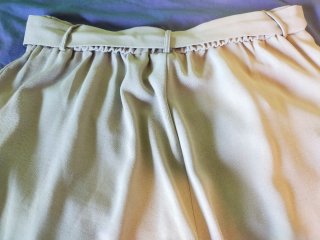 Pantalón beige mujer con cinturón