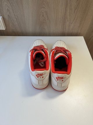 Nike Air Force 1 Blancas y Rojas, talla 41.