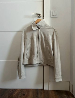 Cazadora beige con flecos