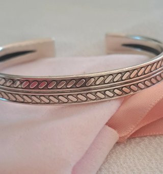 Pulsera rígida Láminada en plata, diseño grabado.