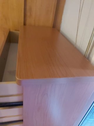 Cajonera de madera marrón