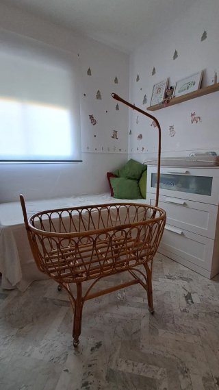 Moisés de mimbre con falda y dosel