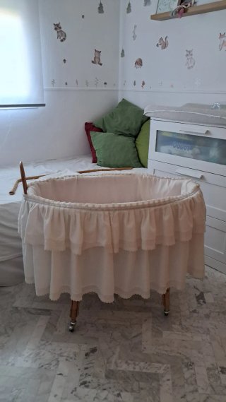 Moisés de mimbre con falda y dosel