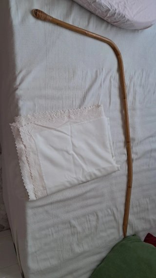 Moisés de mimbre con falda y dosel
