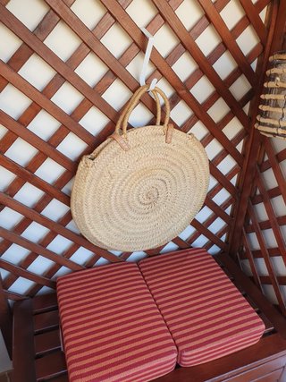 Bolso de esparto y cuero hecho a mano