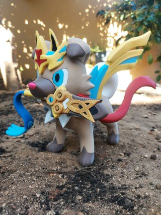Figura Rockruff disfarçado de Zacian