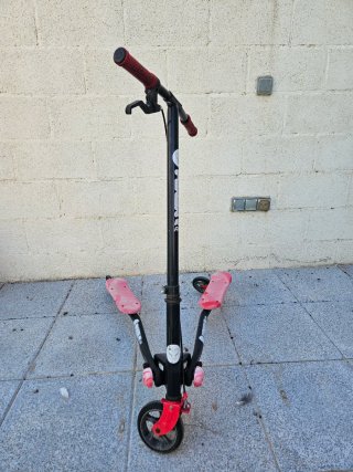 Patín de 3 ruedas rosa y negro