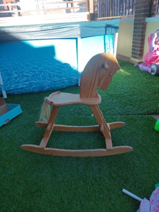 Caballito de madera para bebé