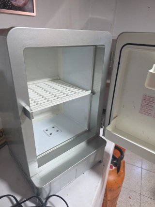 Nevera coche/cosméticos plateada