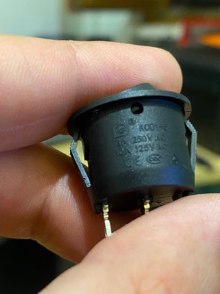nuovo: Power switch Adam Audio