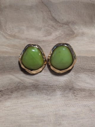 Pendientes dorados con piedra verde
