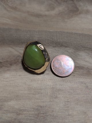 Pendientes dorados con piedra verde