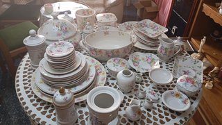 Vajilla de porcelana con flores rosas